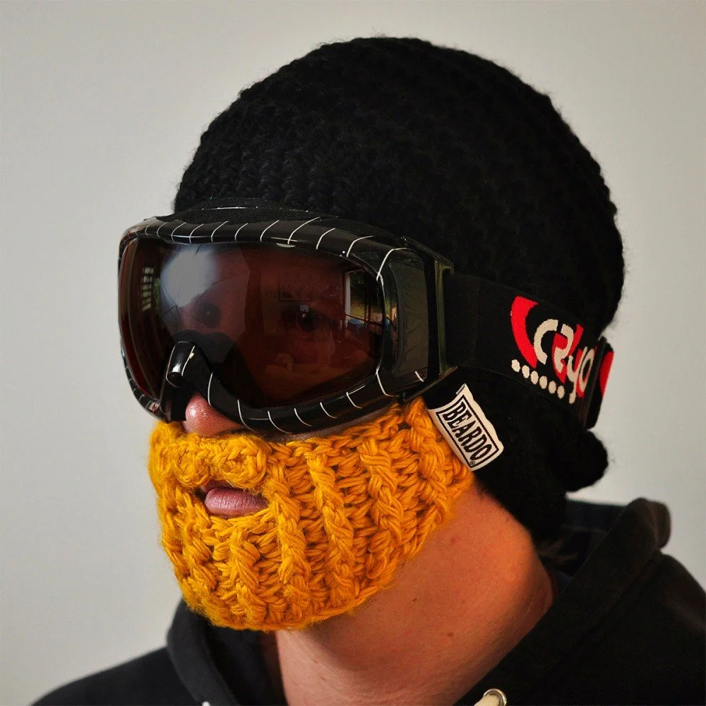 Černá čepice s odepínatelným žlutým plnovousem Beardo Original v:745700