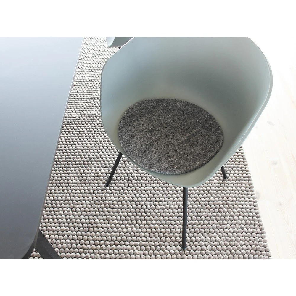 Antracitový plstěný podsedák z vlny Wooldot Felt Chair Pad, ⌀ 40 cm v:1341123
