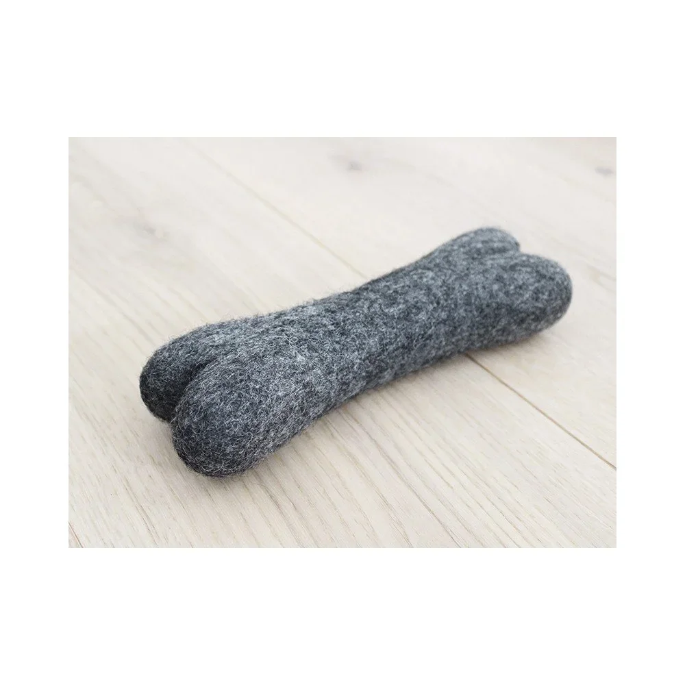 Antracitová zvířecí vlněná hračka ve tvaru kosti Wooldot Pet Bones, délka 22 cm v:1341247 Antracitová zvířecí vlněná hračka ve tvaru kosti Wooldot Pet Bones, délka 22 cm v:1341247