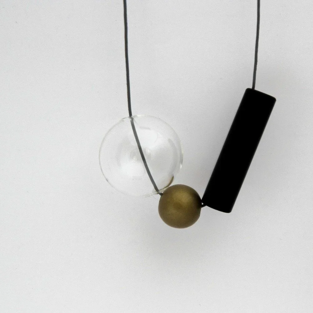 Skleněný závěsný náhrdelník Ko–ra–le GeomeTRIgold v:848318