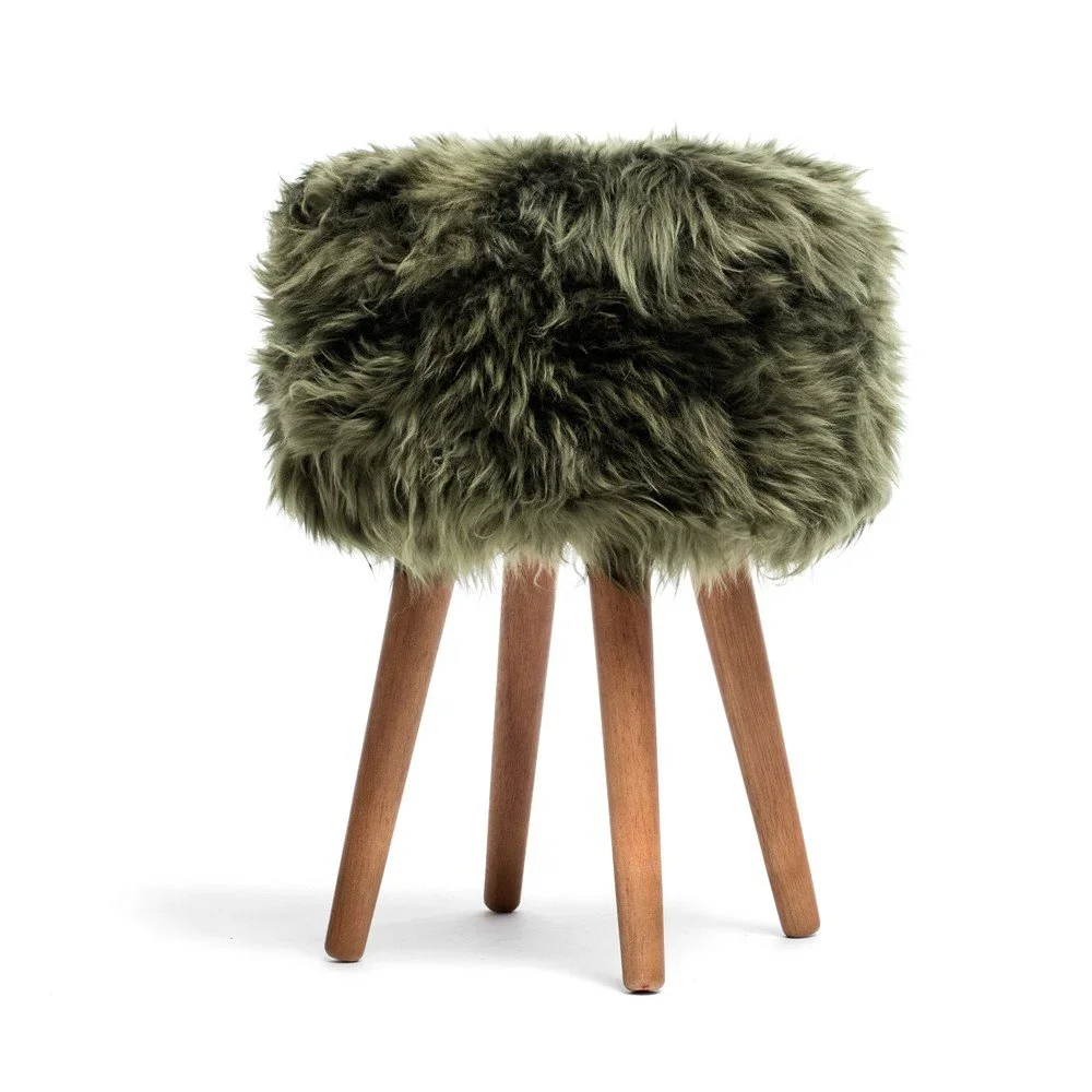 Stolička s tmavě zeleným sedákem z ovčí kožešiny Royal Dream, ⌀ 30 cm v:1205470